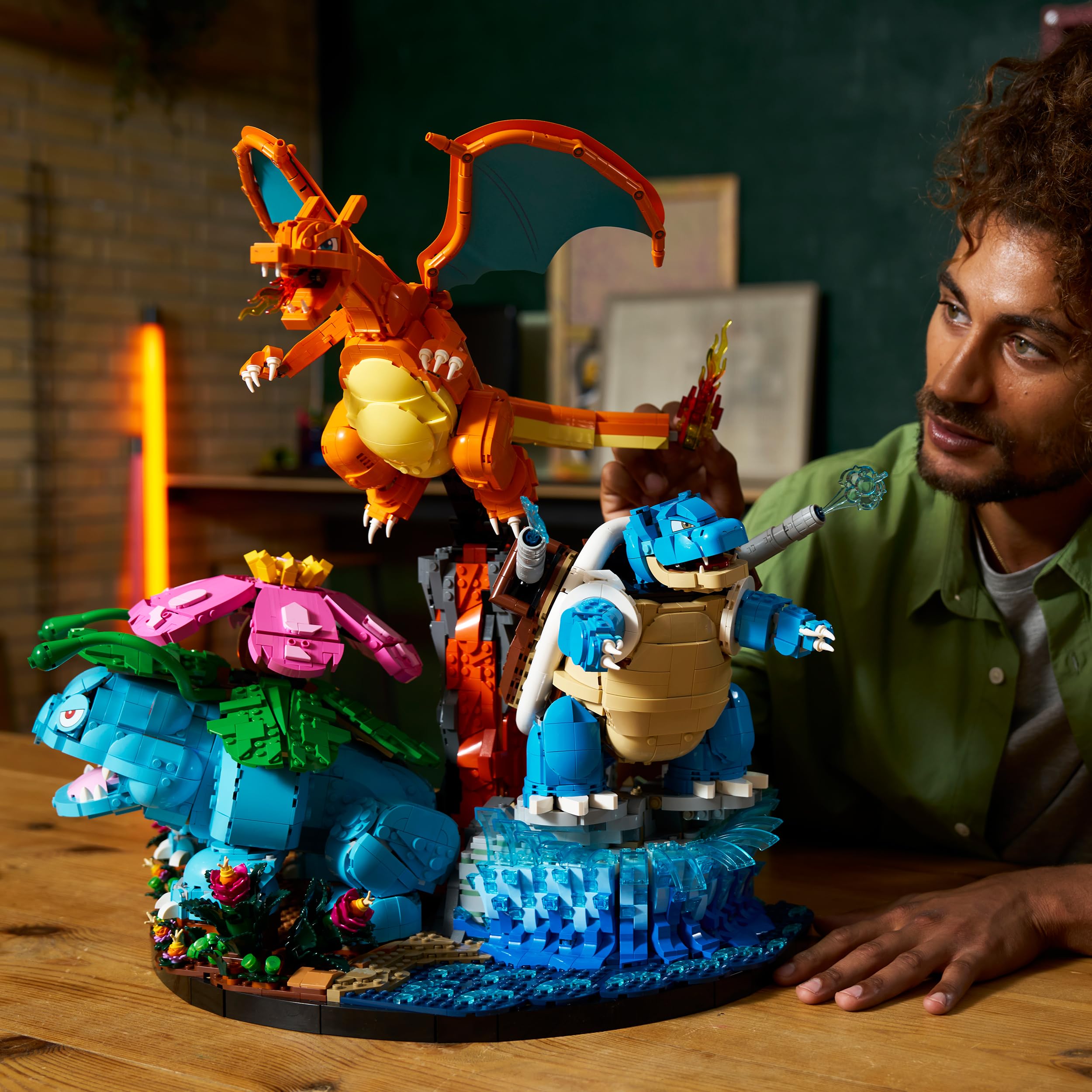 LEGO Pokémon Florizarre, Dracaufeu et Tortank - Set pour Adulte - Maquette 3D - 3 Figurines Anime pour Décoration DIY de Salon ou Bureau - Idée de Cadeau Gaming Collector pour Fans 72153